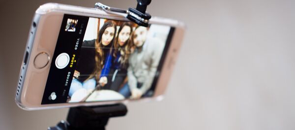 Jóvenes se hacen un selfi - Sputnik Mundo