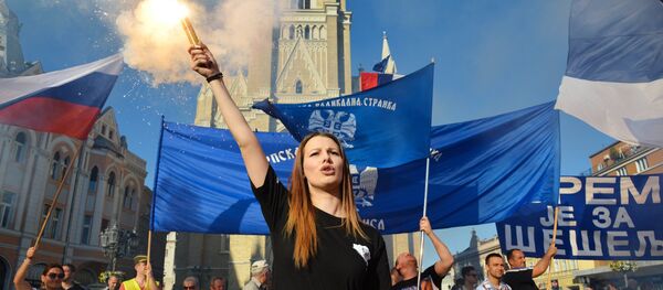 Los participantes de una manifestación a favor del candidato presidencial, Vojislav Seselj, en Serbia Los participantes de una manifestación a favor del candidato presidencial, Vojislav Seselj, en Serbia - Sputnik Mundo