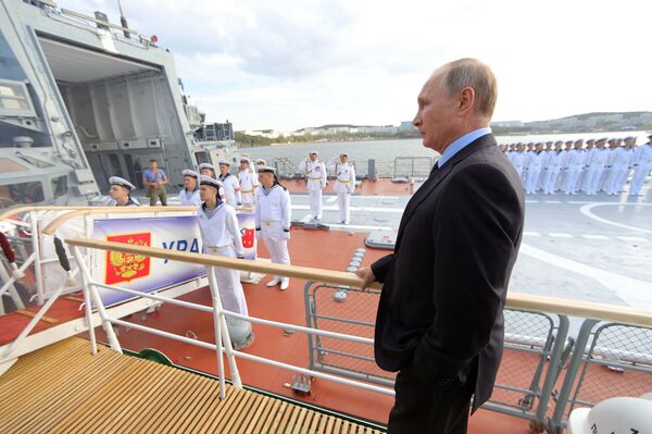 Vladímir Putin, presidente de Rusia, visita la nueva corbeta Sovershenni de la Flota del Pacífico de la Armada del país - Sputnik Mundo