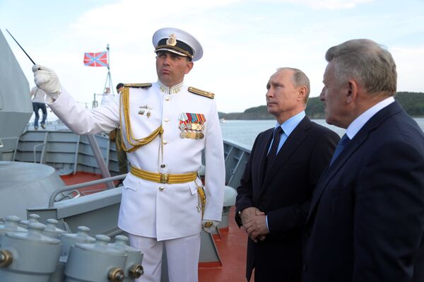 Vladímir Putin, presidente de Rusia, visita la nueva corbeta Sovershenni de la Flota del Pacífico de la Armada del país - Sputnik Mundo