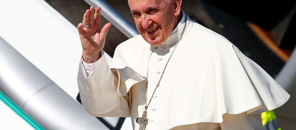 El Papa Francisco I aborda un avión rumbo a Colombia El Papa Francisco I aborda un avión rumbo a Colombia - Sputnik Mundo