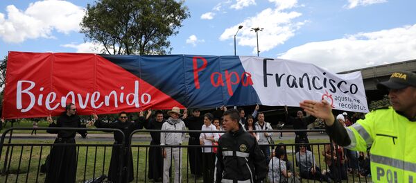 Colombianos dando la bienvenida al Papa Francisco - Sputnik Mundo