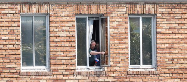 Personas desconocidas en la ventana del Consulado de Rusia en San Francisco, EEUU - Sputnik Mundo