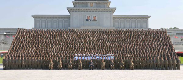 Kim Jong-un, líder de Corea del Norte, con militares jóvenes - Sputnik Mundo
