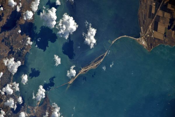 El grandioso puente de Crimea, visto desde el espacio - Sputnik Mundo