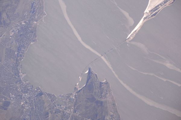 El grandioso puente de Crimea, visto desde el espacio - Sputnik Mundo