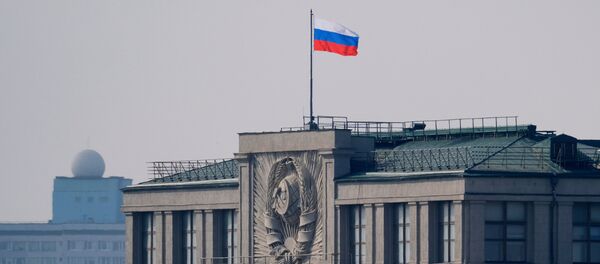 El parlamento de Rusia con la bandera del país El parlamento de Rusia con la bandera del país - Sputnik Mundo