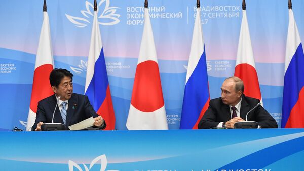 El primer ministro de Japón, Shinzo Abe, y el presidente ruso, Vladímir Putin - Sputnik Mundo