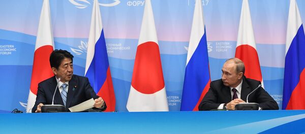 El primer ministro de Japón, Shinzo Abe, y el presidente ruso, Vladímir Putin - Sputnik Mundo