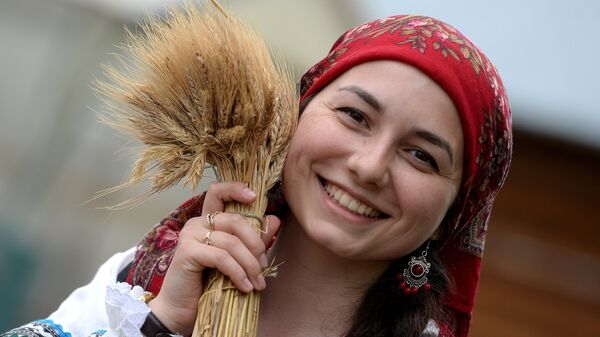 Una chica con trigo durante los festivos en la República Tatarstan, Rusia - Sputnik Mundo