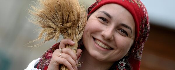 Una chica con trigo durante los festivos en la República Tatarstan, Rusia Una chica con trigo durante los festivos en la República Tatarstan, Rusia - Sputnik Mundo