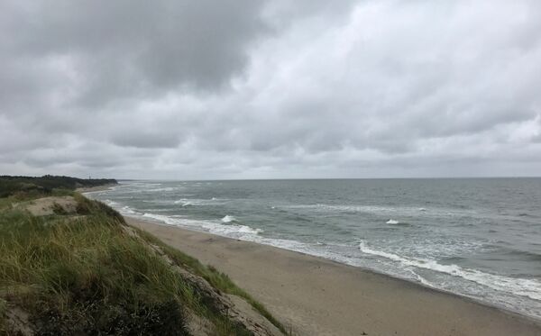 Las frías aguas del mar Báltico bañan la costa del parque natural - Sputnik Mundo