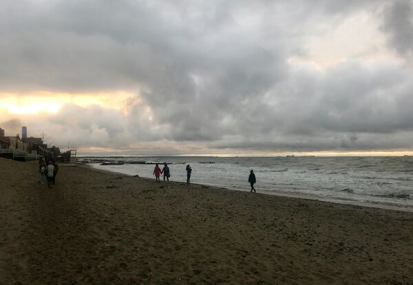 En verano son habituales los fuegos artificiales lanzados desde la playa - Sputnik Mundo