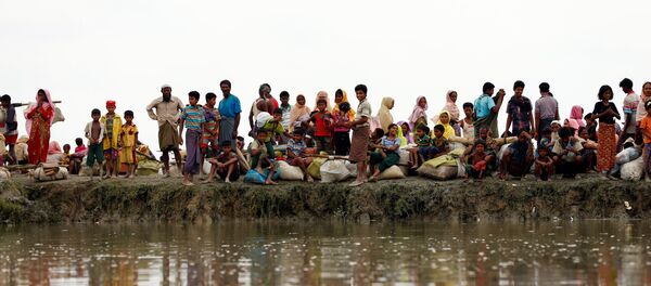Los refugiados rohinyás esperando una lancha para cruzar el río en Birmania - Sputnik Mundo