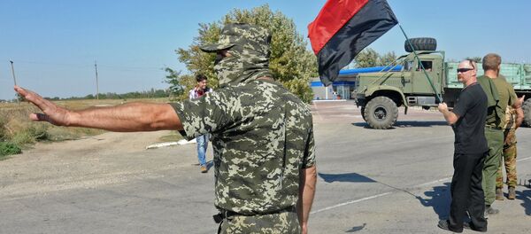 Militantes de grupo ultranacionalista ucraniano Pravy Sektor bloquean el paso a la península de Crimea (archivo) - Sputnik Mundo