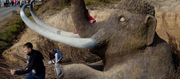 Una escultura de mamut en el Lejano Oriente  - Sputnik Mundo