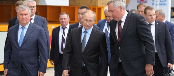 Vladímir Putin durante su visita al astillero Zvezda - Sputnik Mundo