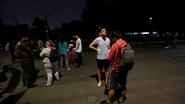 La gente sale a las calles durante el terremoto en México La gente sale a las calles durante el terremoto en México - Sputnik Mundo
