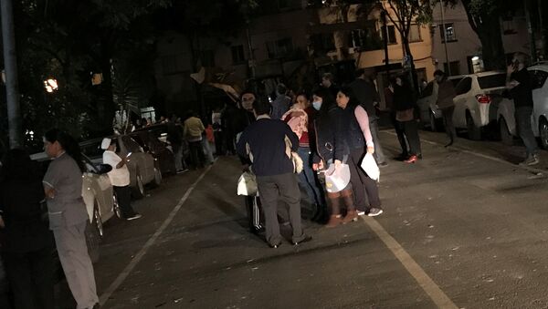 La gente sale a las calles durante el terremoto en México - Sputnik Mundo