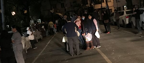 La gente sale a las calles durante el terremoto en México - Sputnik Mundo