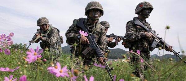 Marines de Corea del Sur durante unas maniobras militares en la isla de Baengnyeong - Sputnik Mundo