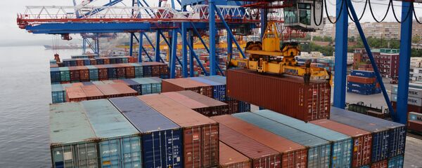 Los contenedores en el puerto de Vladovostok, Rusia (imagen referencial) - Sputnik Mundo