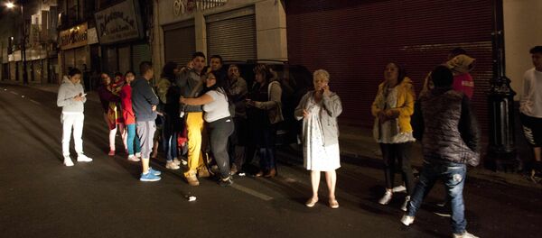 Personas reunidas en las calles de México tras el terremoto Personas reunidas en las calles de México tras el terremoto - Sputnik Mundo