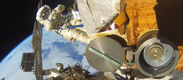 Caminata espacial de Fiódor Yurchijin y Serguéi Riazanski - Sputnik Mundo