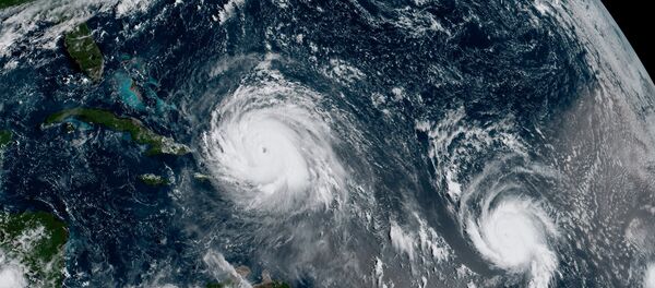Huracán Irma (a la izquierda) y huracán José (a la derecha) - Sputnik Mundo