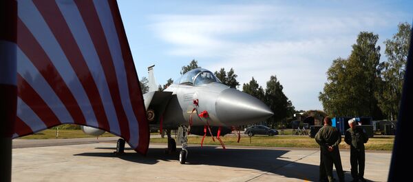 Un caza F-15C estadounidense en Siauliai, Lituania - Sputnik Mundo