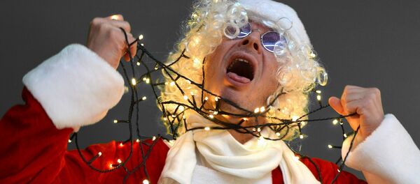 Un 'santa' trata de suicidarse con luces de Navidad Un 'santa' trata de suicidarse con luces de Navidad - Sputnik Mundo