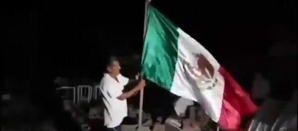 Mexicano se convierte en héroe popular al rescatar la bandera del país de las ruinas - Sputnik Mundo