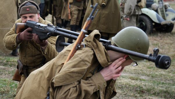 El fusil PTRD en una recreación histórica en Ekaterimburgo, Rusia, 6 de mayo de 2017 - Sputnik Mundo