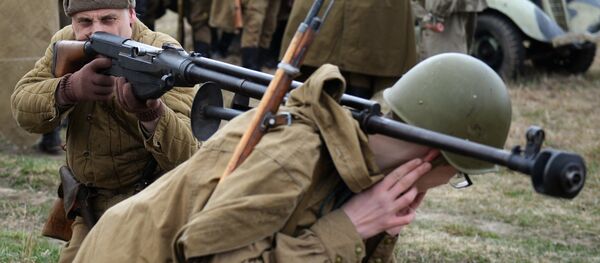 El fusil PTRD en una recreación histórica en Ekaterimburgo, Rusia, 6 de mayo de 2017 - Sputnik Mundo