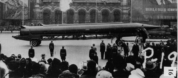 Fotografía de un agente de la CIA de un misil nuclear R-12 de alcance medio en un desfile en la Plaza Roja en Moscú Fotografía de un agente de la CIA de un misil nuclear R-12 de alcance medio en un desfile en la Plaza Roja en Moscú - Sputnik Mundo