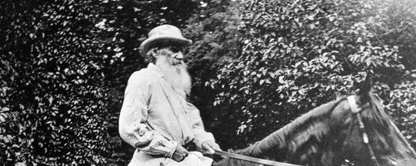 León Tolstói, montando un caballo, en su finca Yásnaya Poliana - Sputnik Mundo