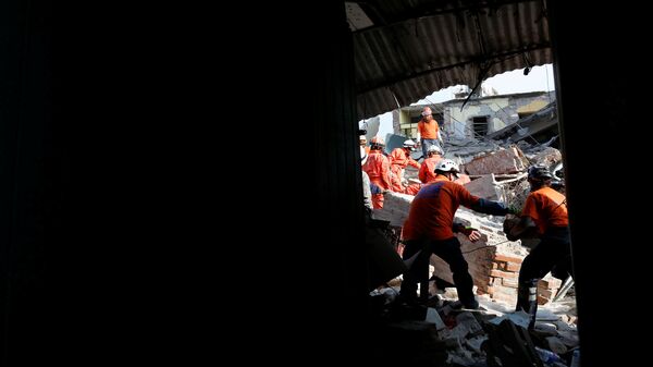 Rescue workers known as Topos Azteca clear debris after an earthquake struck the southern coast of Mexico late on Thursday, in Juchitan, Mexico - Sputnik Mundo