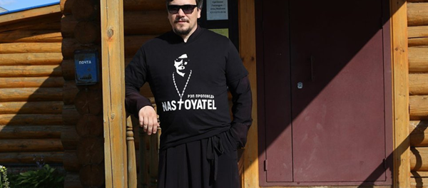 El padre Maxim, conocido también como MC Nastoyátel - Sputnik Mundo