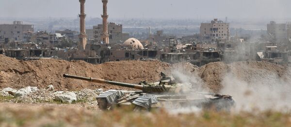 Tanque T-72 de la Guardia Republicana de Siria en las afueras de Deir Ezzor Tanque T-72 de la Guardia Republicana de Siria en las afueras de Deir Ezzor - Sputnik Mundo