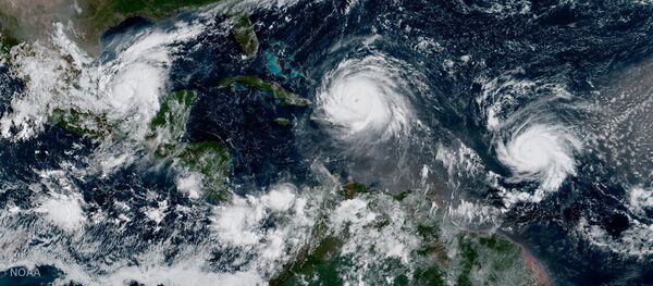 Huracán Irma, huracán Katia (a la izquierda) y huracán José (a la derecha) - Sputnik Mundo