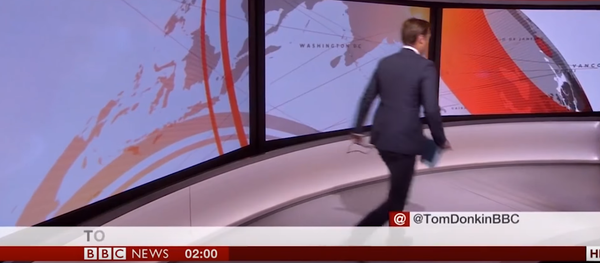 Pánico en vivo: un presentador de la BBC da vueltas por el estudio - Sputnik Mundo