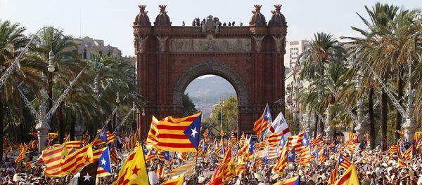 La gente celebrando el Día de Cataluña con las banderas independistas (archivo) - Sputnik Mundo