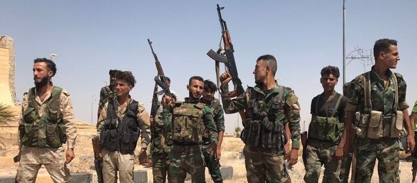 Soldados sirios tras la ruptura del asedio de Deir Ezzor - Sputnik Mundo