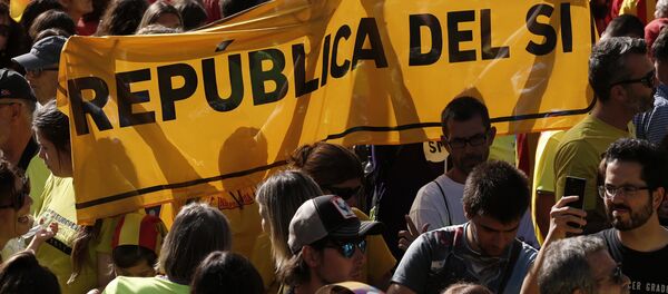 Catalanes apoyando el proceso de independencia - Sputnik Mundo