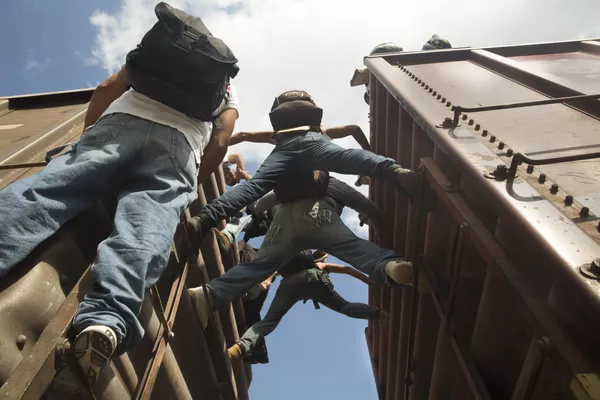 Los migrantes centroamericanos que viajan en tren en México a menudo están exhaustos debido a los largos viajes y son víctimas de la violencia. MSF les brinda asistencia Los migrantes centroamericanos que viajan en tren en México a menudo están exhaustos debido a los largos viajes y son víctimas de la violencia. MSF les brinda asistencia - Sputnik Mundo