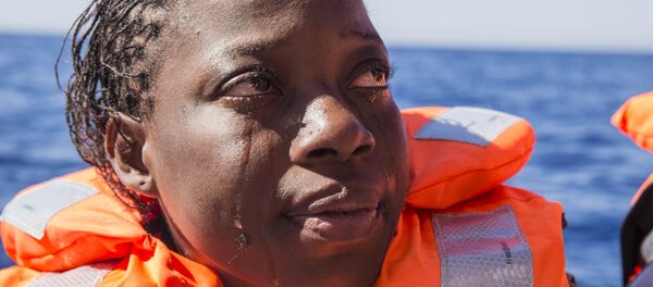 Una mujer de Costa de Marfil llora después de haber sido rescatada por los equipos de búsqueda y rescate de Médicos Sin Fronteras en el Mar Mediterráneo. Una mujer de Costa de Marfil llora después de haber sido rescatada por los equipos de búsqueda y rescate de Médicos Sin Fronteras en el Mar Mediterráneo. - Sputnik Mundo