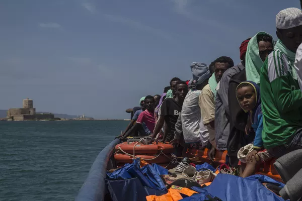 El Dignity I, barco de búsqueda y rescate de Médicos Sin Fronteras en el Mar Mediterráneo, desembarcó 103 personas en Trapani el 9 de julio de 2015 El Dignity I, barco de búsqueda y rescate de Médicos Sin Fronteras en el Mar Mediterráneo, desembarcó 103 personas en Trapani el 9 de julio de 2015 - Sputnik Mundo