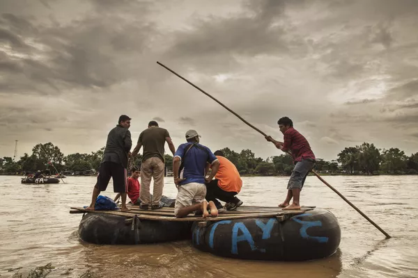 El río Suchiate, en la frontera entre México y Guatemala. Los migrantes centroamericanos cruzan este paso (El Paso del Coyote) en pequeñas embarcaciones. Es el comienzo de su viaje por México El río Suchiate, en la frontera entre México y Guatemala. Los migrantes centroamericanos cruzan este paso (El Paso del Coyote) en pequeñas embarcaciones. Es el comienzo de su viaje por México - Sputnik Mundo