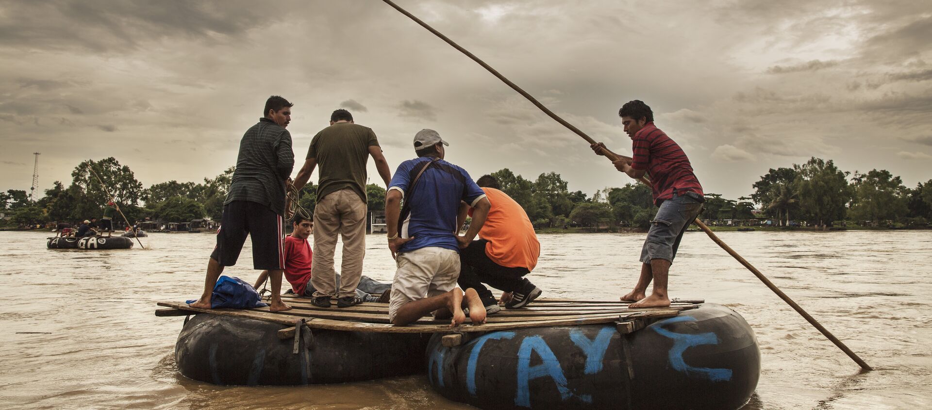 El río Suchiate, en la frontera entre México y Guatemala. Los migrantes centroamericanos cruzan este paso (El Paso del Coyote) en pequeñas embarcaciones. Es el comienzo de su viaje por México - Sputnik Mundo, 1920, 14.08.2019