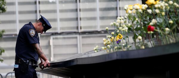 Un policía junto al Memorial conmemorativo a las víctimas del 11-S en Nueva York, EEUU - Sputnik Mundo